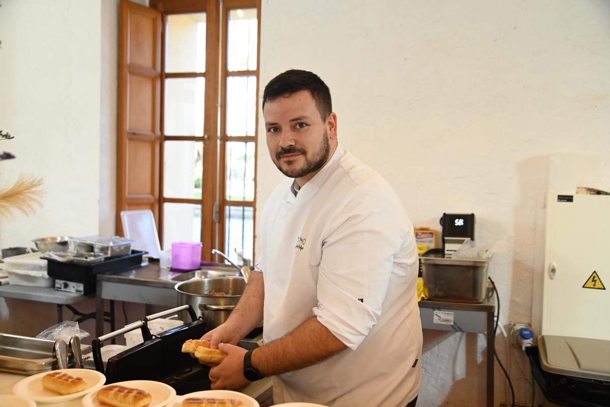 Juanma Salgado preparando brioches de ternera.