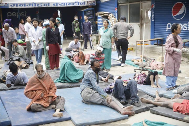 El pánico se ha apoderado de las calles de Katmandú tras el seísmo de 7,9 grados