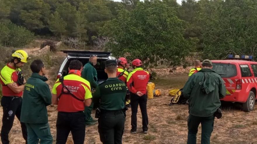 Los bomberos y la Guardia Civil esta mañana en la zona del Avenc de na Coloms