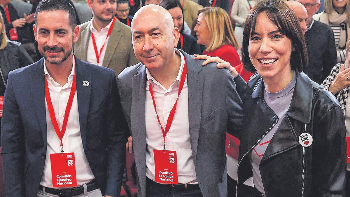 Carlos Fernández Bielsa, Alejandro Soler y Diana Morant se abrazan en el comité nacional del pasado sábado, en València