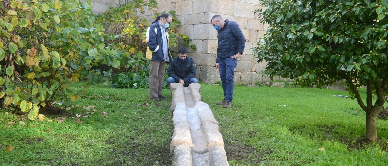 Gumersindo Mosteiro (izquierda) observa las piezas junto al especialista en Patrimonio Javier Montero y el edil Fernando Patricio.