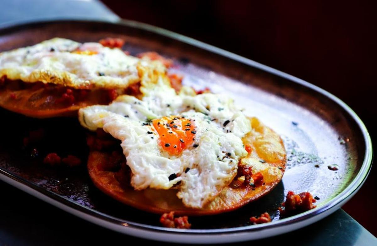 Tortos asturianos de Cervecería Asgaya, recién hechos y disponibles en tres versiones: con picadillo y huevo frito, chistorra y huevo de codorniz, o Cabrales, nueces y miel.