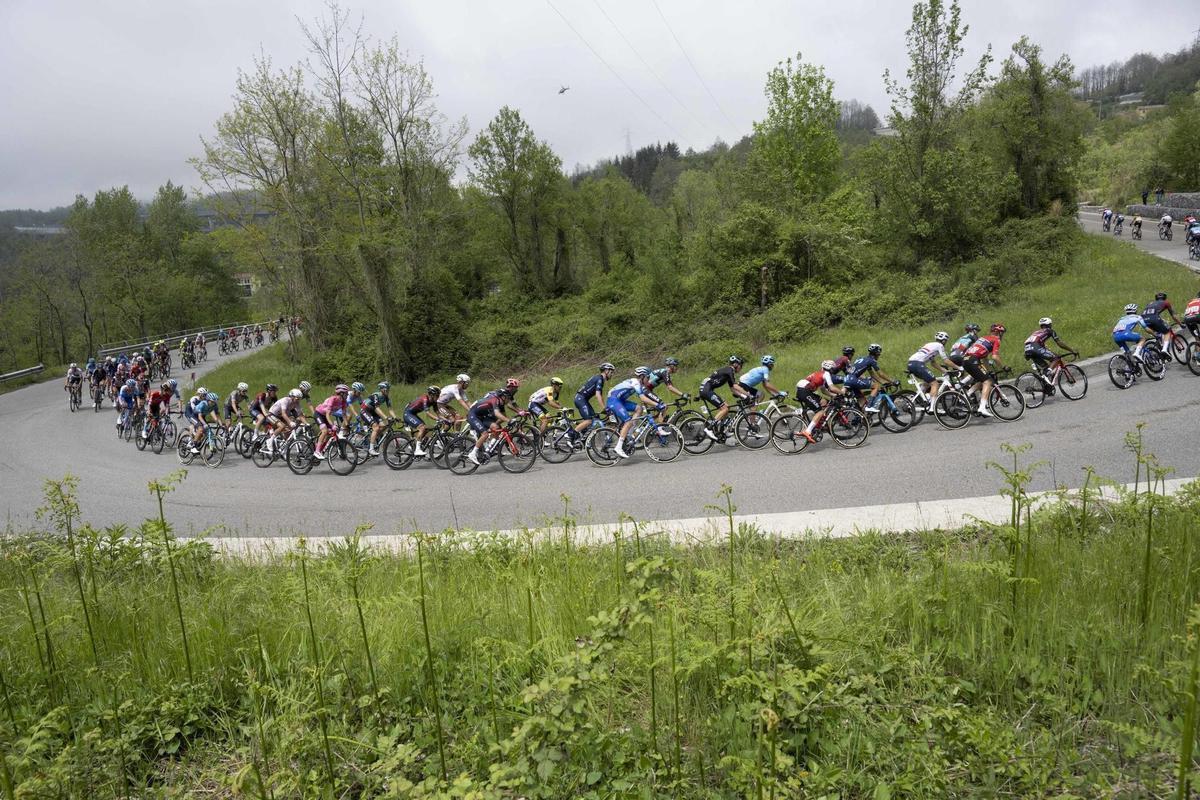 Potenza (Italy), 13/05/2022.- The peloton is on the way during the 7th stage of the 105th Giro d’Italia cycling tour over 196km from Diamante to Potenza, Italy, 13 May 2022. (Ciclismo, Italia) EFE/EPA/MAURIZIO BRAMBATTI