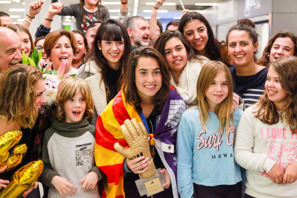 Decenas de familiares y amigos reciben a Cata Coll a su llegada a Mallorca