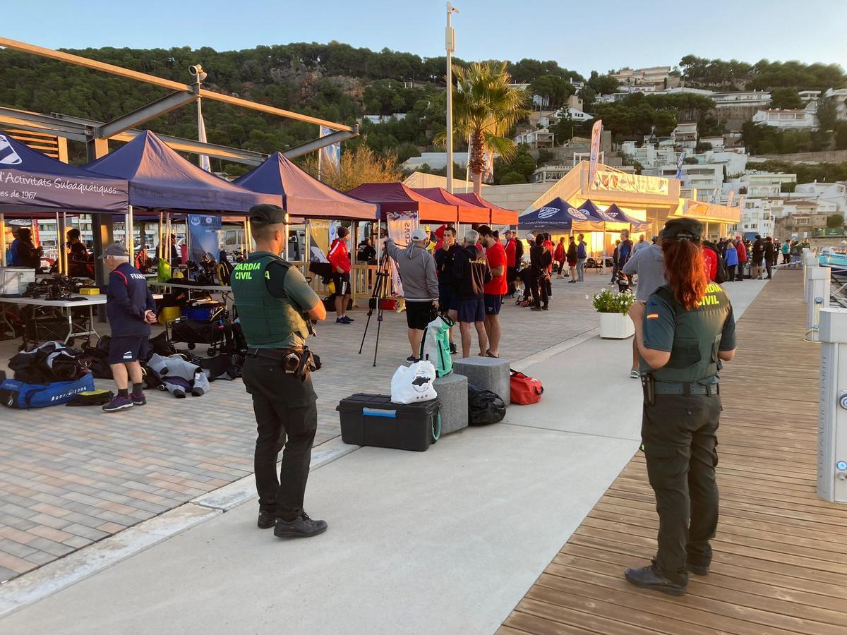 Agents de la Guàrdia Civil durant el campionat a l'Estartit.