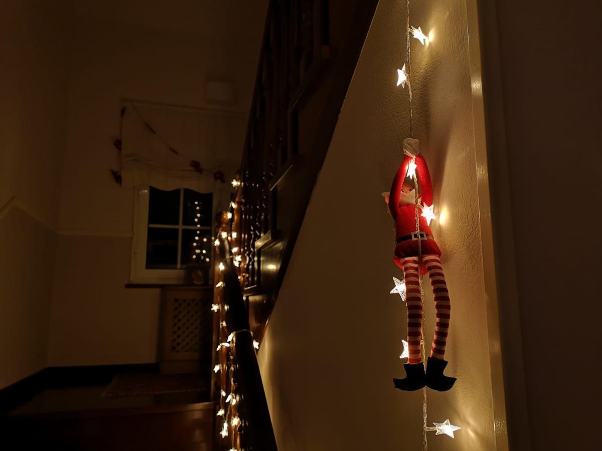 Secundino, colgándose de las luces de Navidad en una casa asturiana.