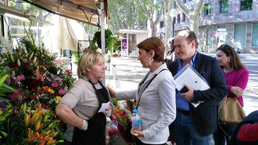 Marga Durán saluda a una florista de la Rambla.