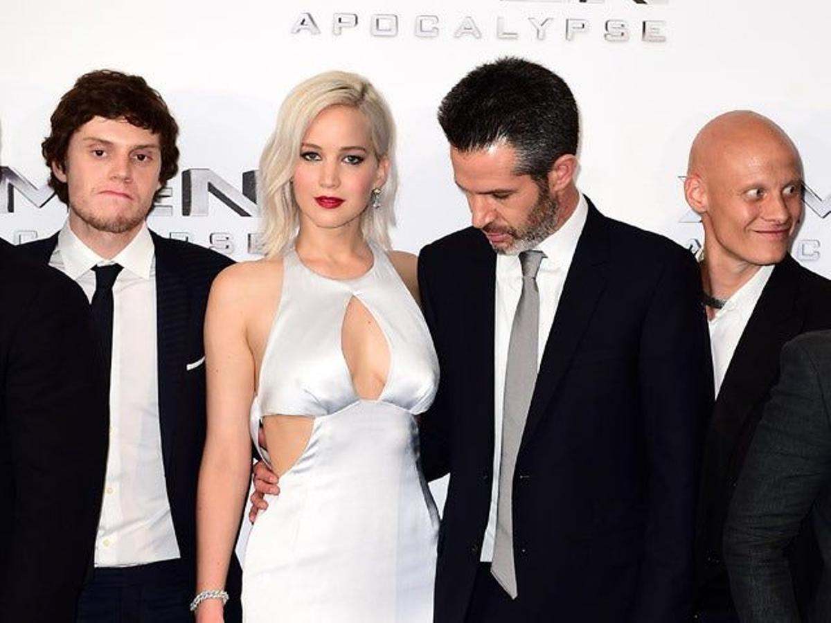 Evan Peters, Jennifer Lawrence y el guionista Simon Kinberg (que se le van los ojos), en el pase especial de 'X-Men: Apocalypse' en Londres