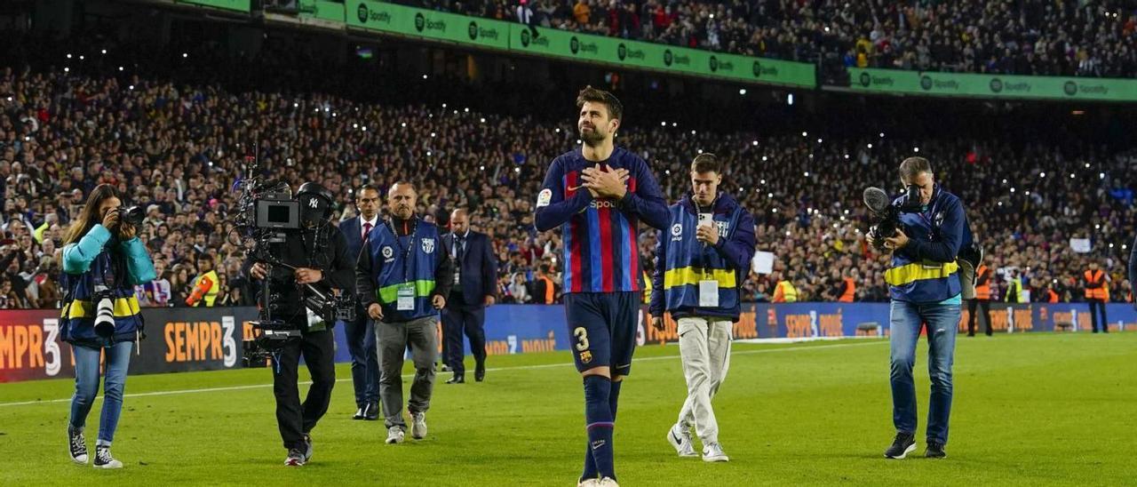 Gerard Piqué, amb les mans al cor, durant la volta d’honor que va fer al Camp Nou  | SIU WU/EFE