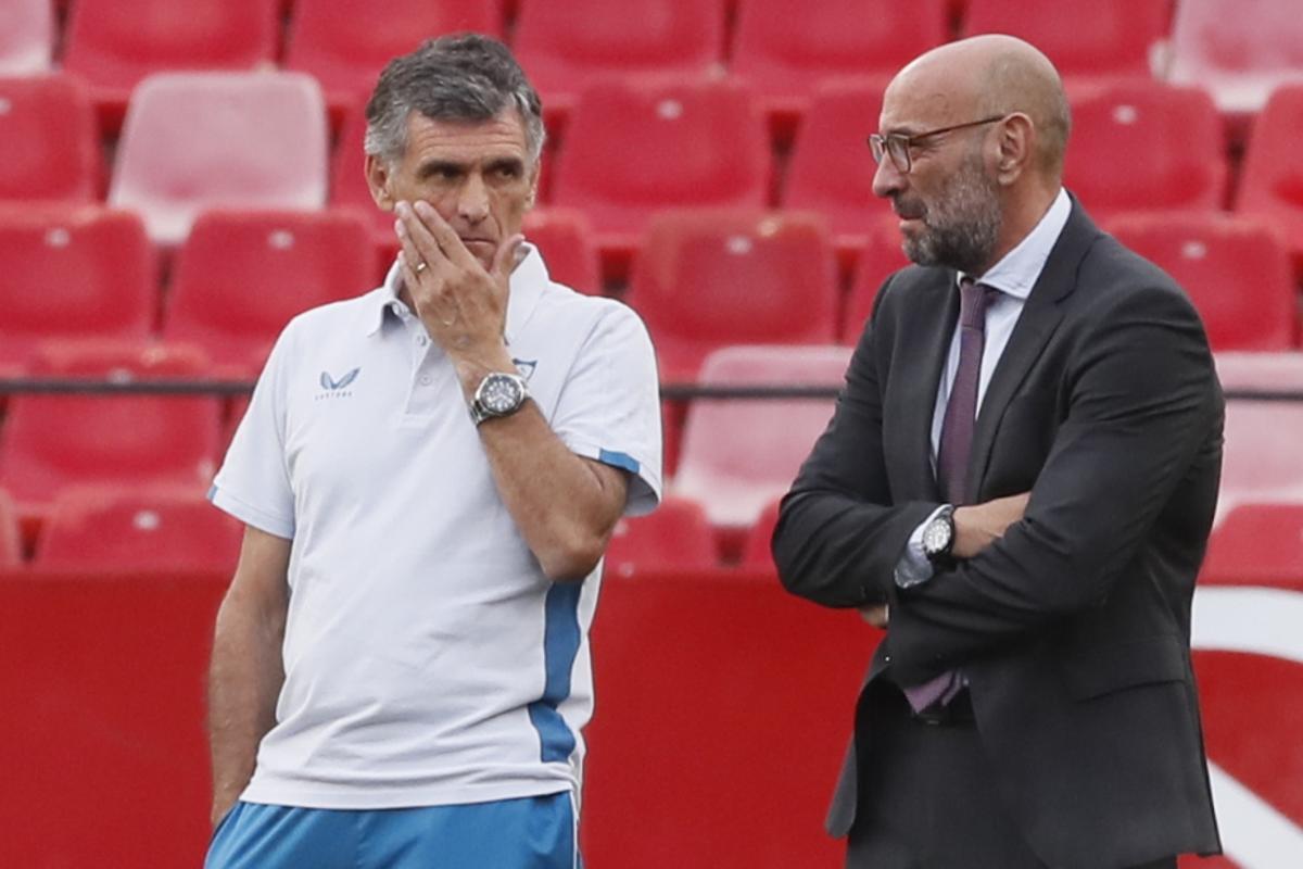 El entrenador del Sevilla, José Luis Mendilibar, junto al director deportivo del club, Monchi.