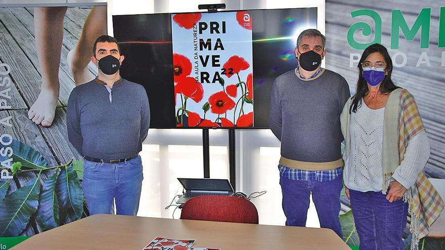 El edil Manuel Lens, izquierda, con el regidor García y la técnica Patricia Reboredo. Foto: CA