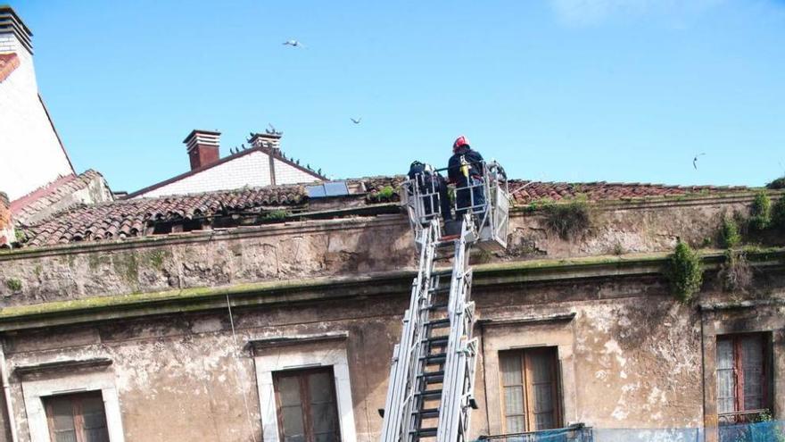 Los Bomberos sanean la fachada de un edificio en El Natahoyo