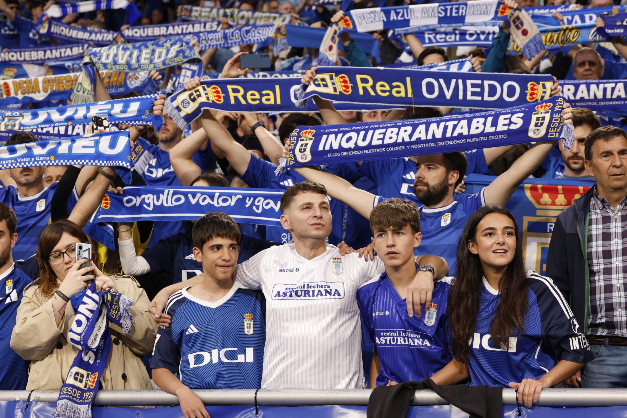 EN IMÁGENES: Ambientazo en la vuelta del play off entre Oviedo y Almería en el Carlos Tartiere