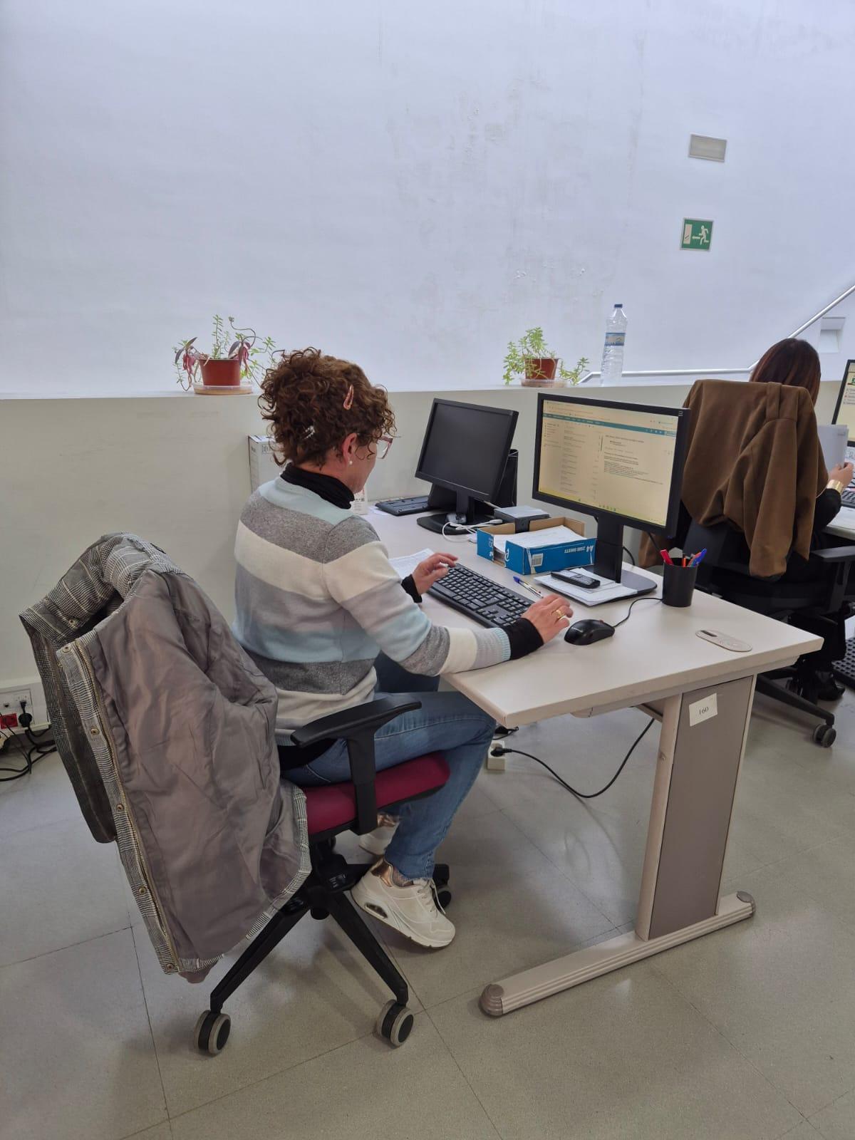 Personal municipal en tareas de gestión y apoyo administrativo.