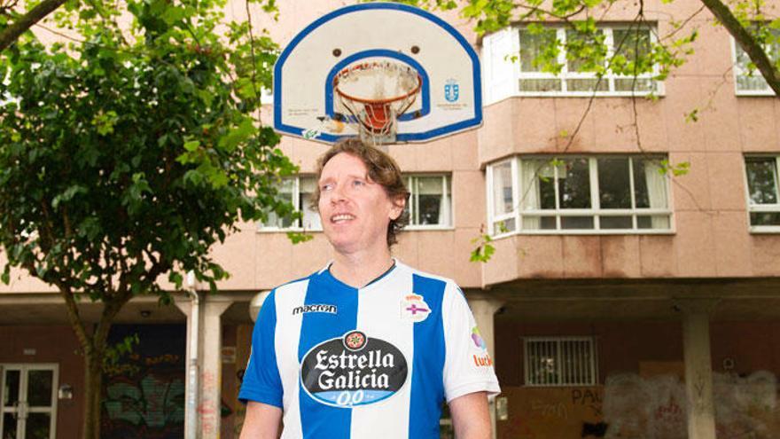 El promotor del proyecto, Jesús Suárez, con una camiseta del Deportivo.