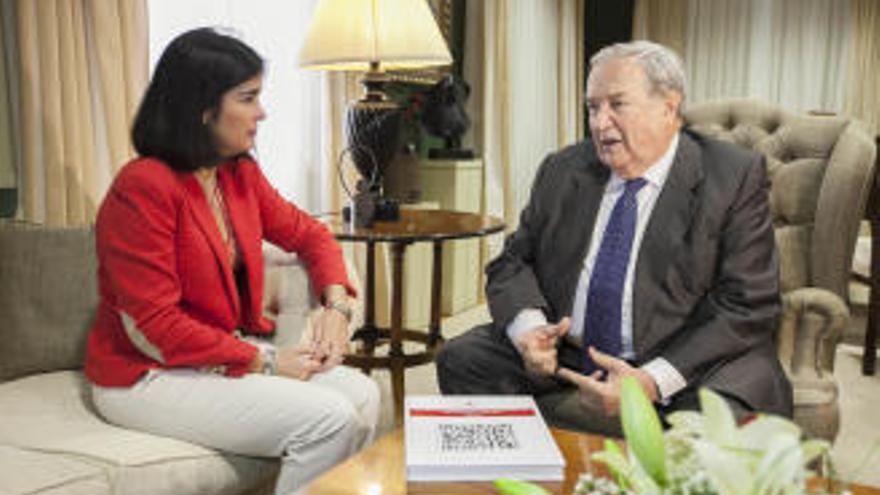 Jerónimo Saavedra, con la presidenta del Parlamento, Carolina Darias