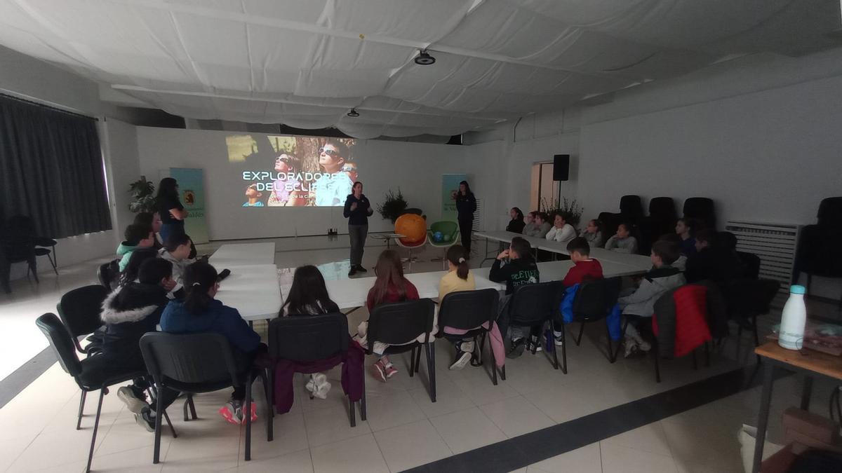 Un momento de uno de talleres con los alumnos valdesanos.