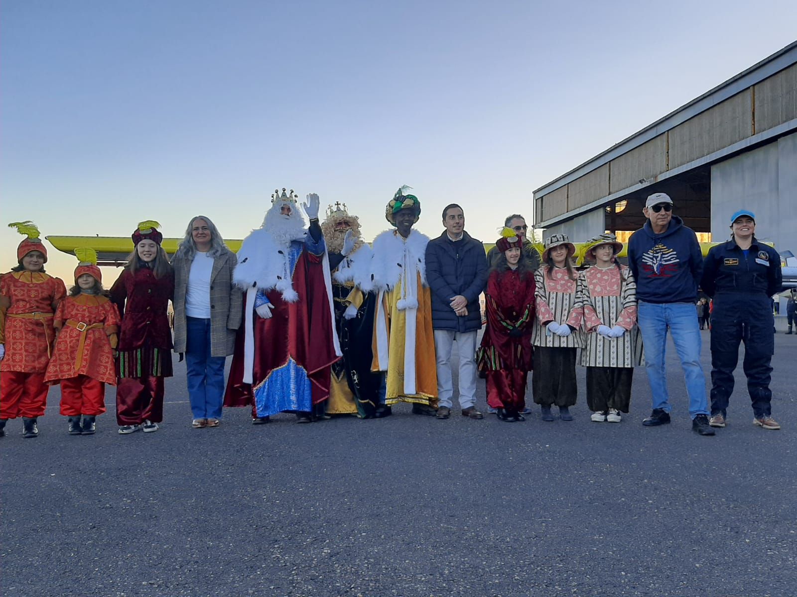 En imágenes: los Reyes Magos, en aeroplano hasta Llanera