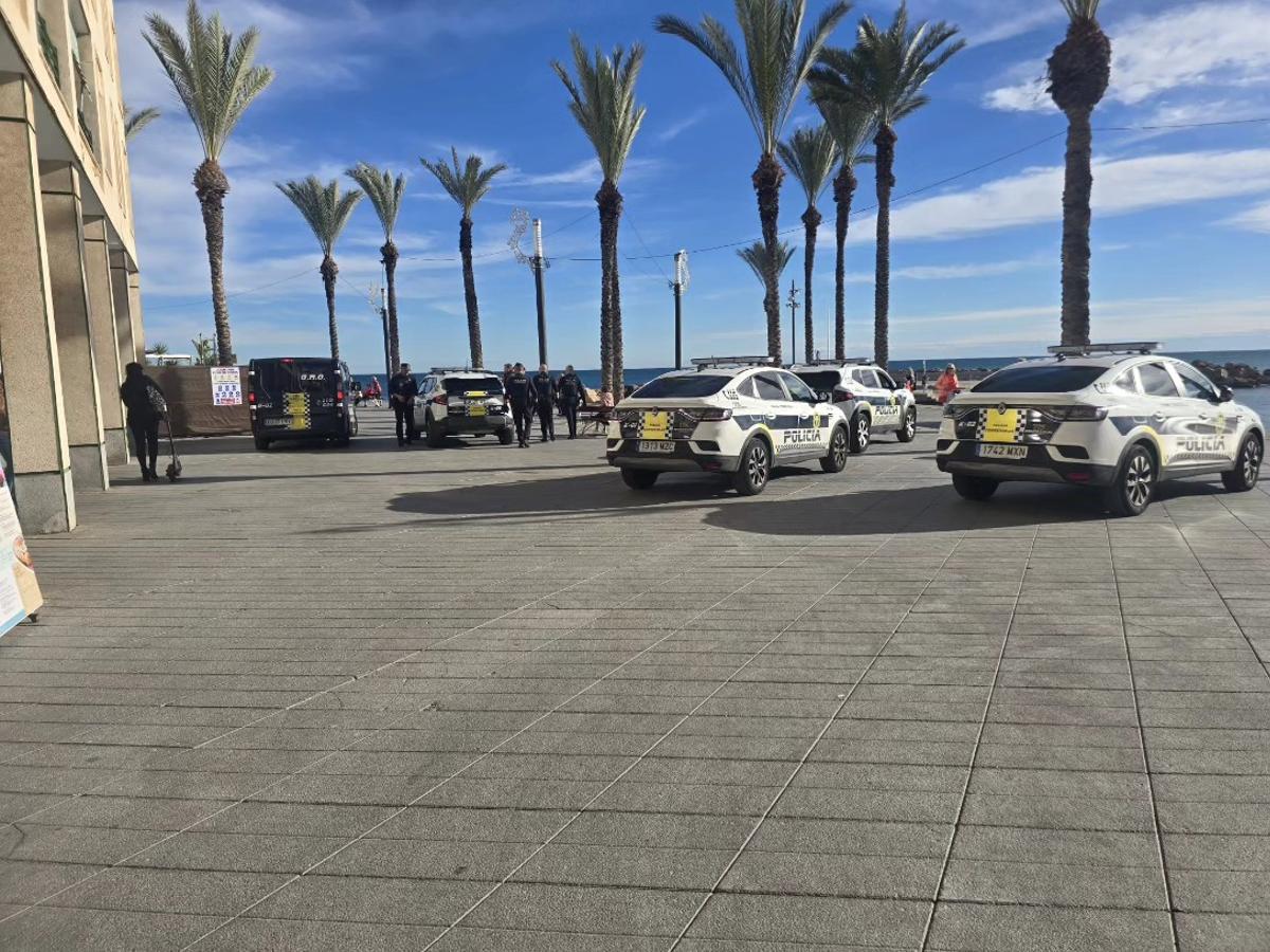 Despliegue de vehículos policiales en el paseo marítimo de Juan Aparicio de Torrevieja contra la venta ilegal de productos