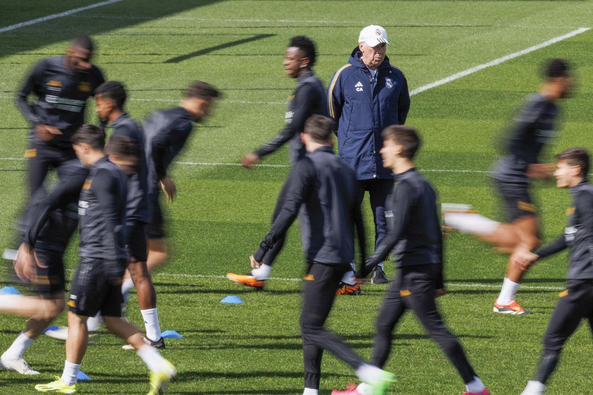 Carlo Ancelotti, entrenador del Real Madrid, durante el entrenamiento previo al duelo contra el Leipzig.