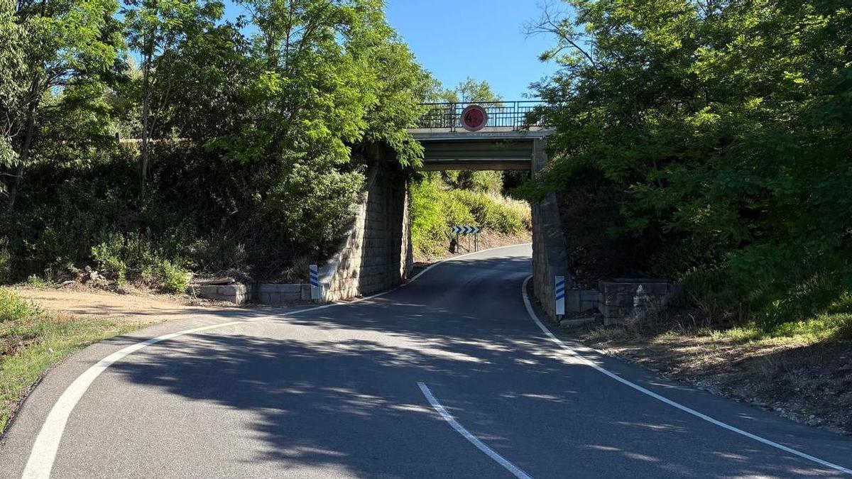 Foto del paso inferior de la CV-195 en Caudiel, que presenta graves limitaciones de anchura y altura.