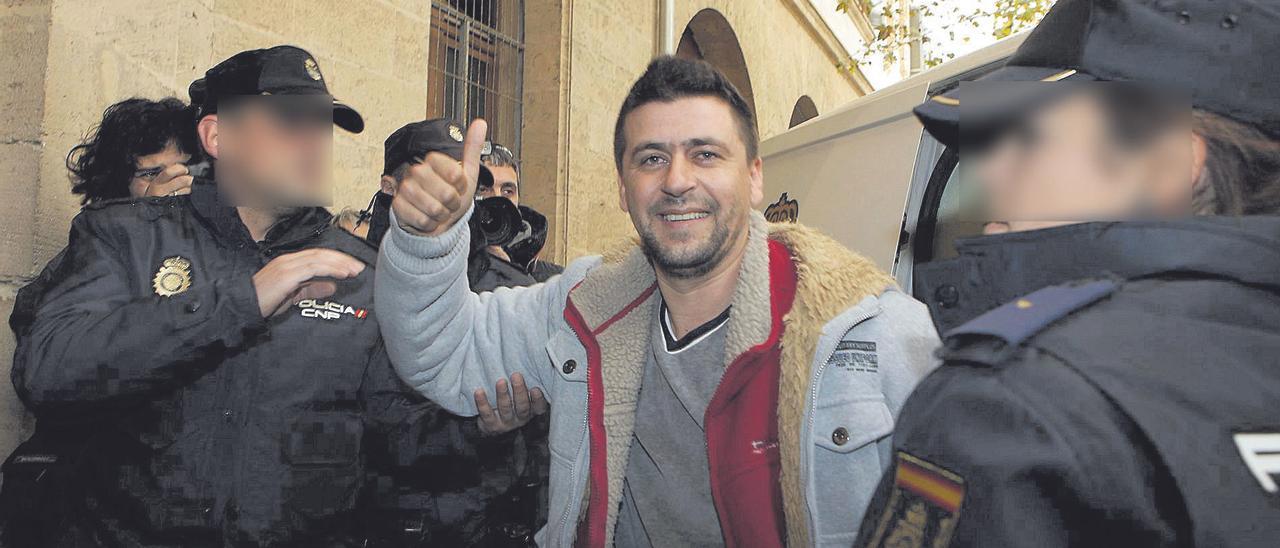 Gabriel Amaya ‘El Ove’ saluda con el pulgar en alto en una anterior puesta a disposición judicial tras una detención.