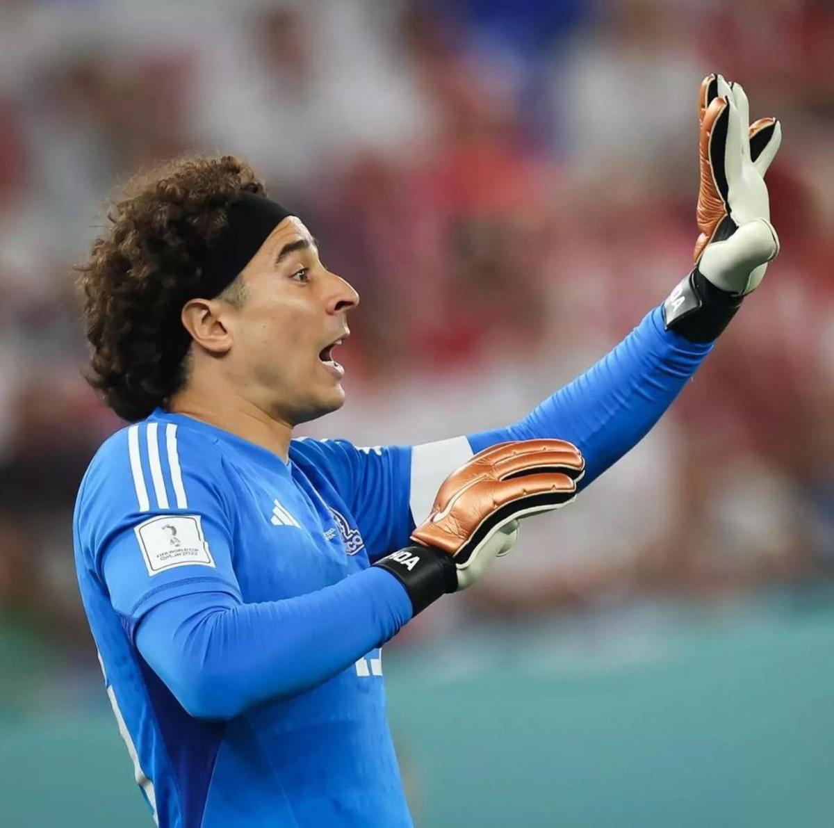 Assegut a la taula de Messi i Cristiano