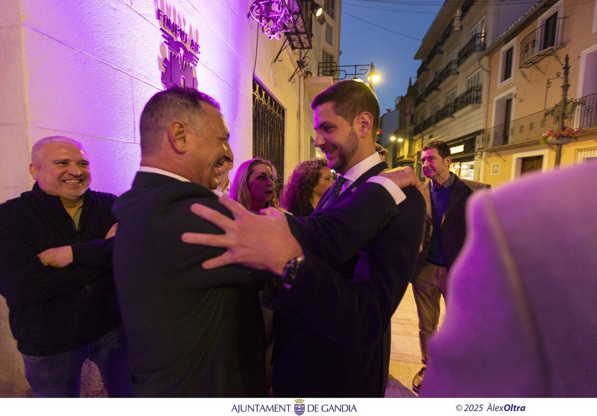 El alcalde saluda al nuevo presidente de los comerciantes