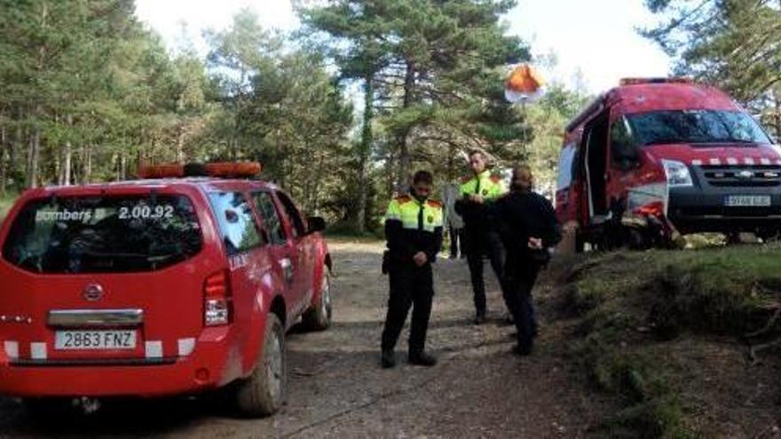 Els Bombers, durant una recerca d&#039;un boletaire a Sales de Llierca, ara fa tres anys.