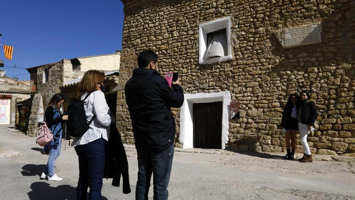 Un grupo de turistas en la casa natal de Goya en Fuendetodos, en marzo de 2021.