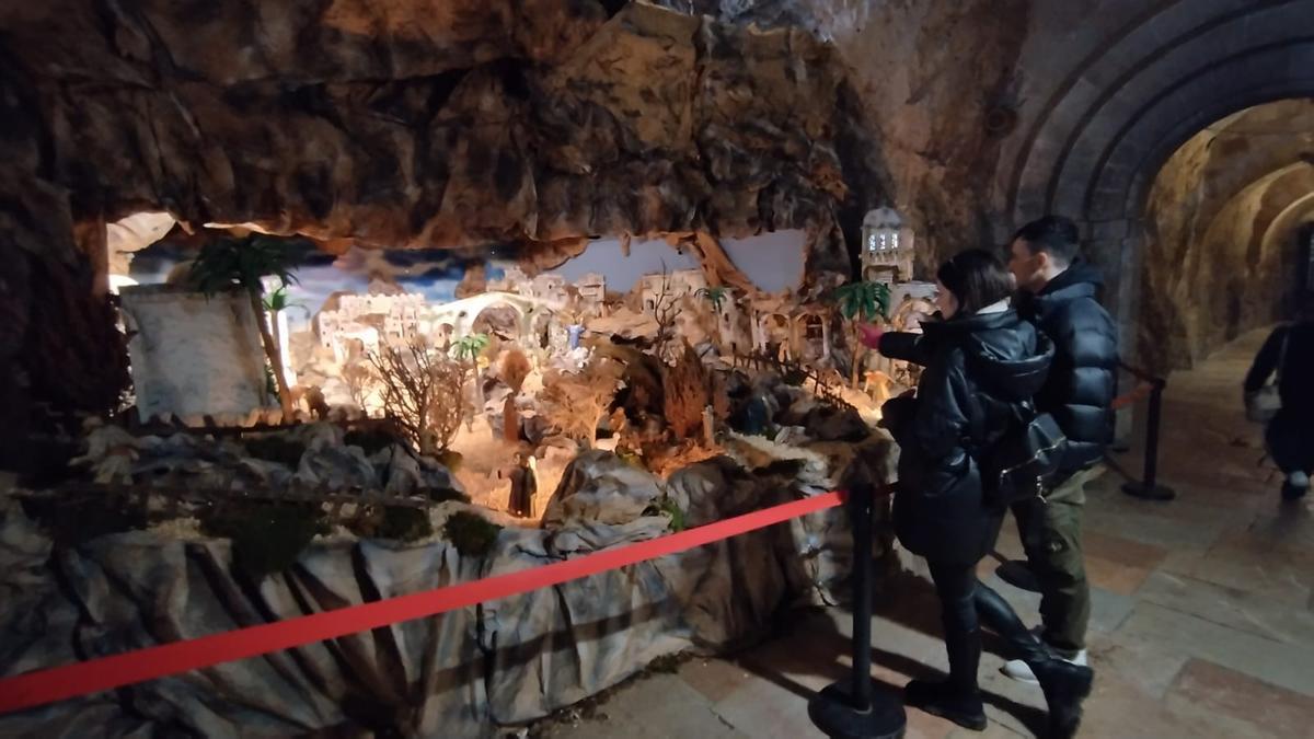 Monumental belén instalado en lel túnel de entrada a la Santa Cueva de Covadonga