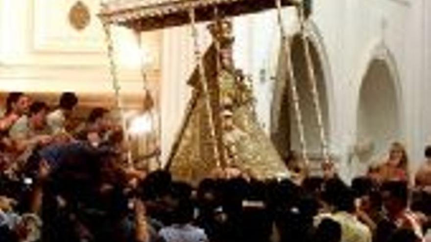 La Virgen del Rocío procesionó durante diez horas por Almonte