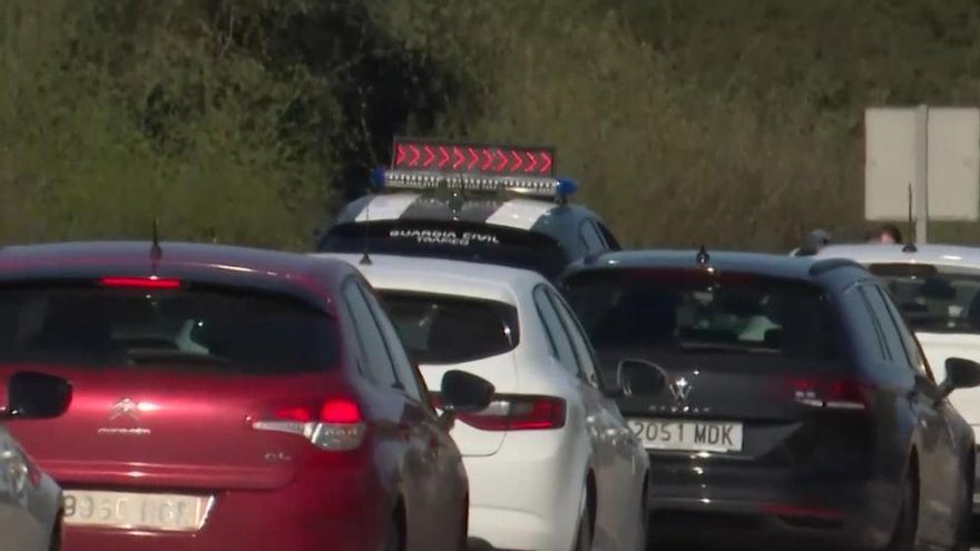 Espectacular atasco en la &quot;Y&quot; a la altura de El Montico por un doble accidente que ha dejado un herido