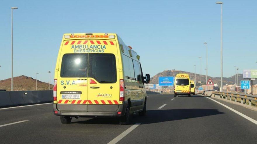 Tres heridos, uno muy grave, al chocar contra una palmera durante una persecución en el Puerto de Mazarrón