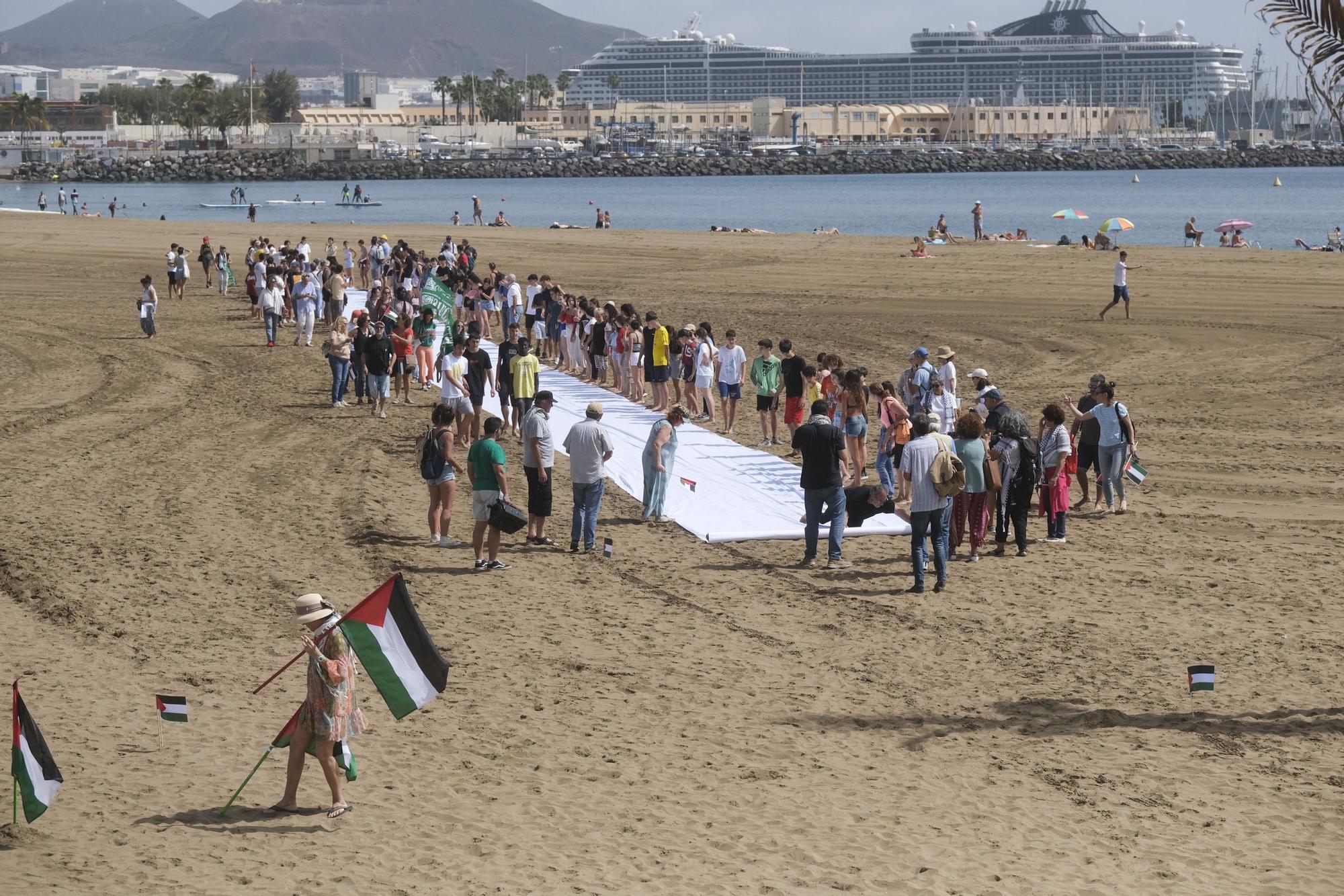 500 banderas por Palestina en la playa de Las Alcaravaneras.