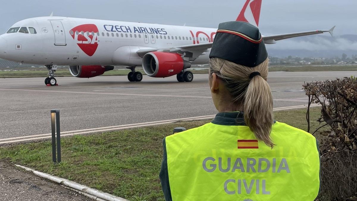 Uno de los miembros del destacamento Fiscal y de Fronteras de la Guardia Civil de Córdoba, el pasado 6 de diciembre en el aeropuerto.