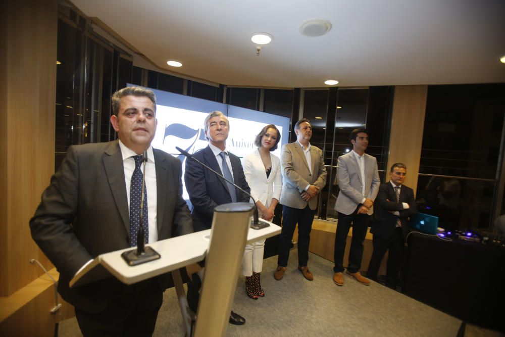 José Antonio Maseda, director regional de El Corte Inglés, en primer término, con otros directivos del centro y la Bellea del Foc