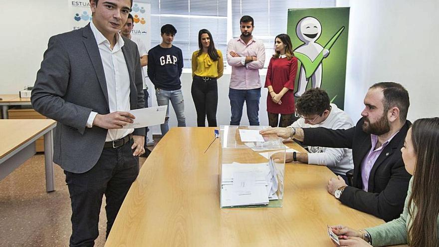 Álvaro Asencio vota ayer para el CEUA.