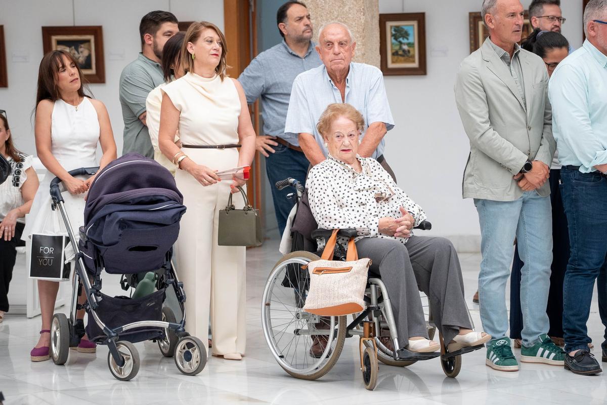Visitantes y autoridades recorren en la Asamblea de Extremadura la exposición "Mi tierra, mis gentes", del pintor emeritense Francisco Miranda.