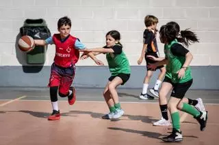 En imágenes | La emoción del baloncesto escolar se vive al máximo en el torneo del Colegio Doctor Azúa