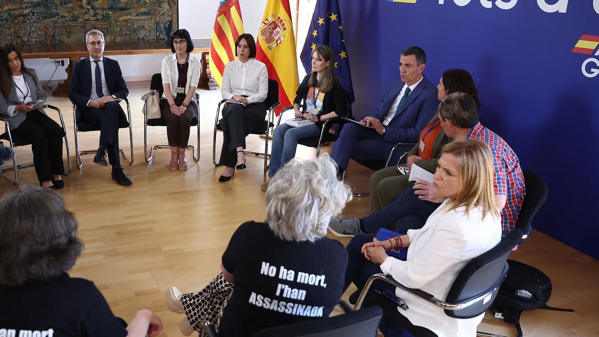 Pedro Sánchez en su reunión con los representates de las víctimas de la dana en la Delegación del Gobierno.