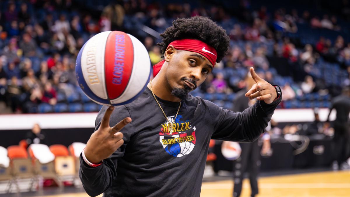 Lucius 'Too Tall' Winston, base de los Harlem Globetrotters.