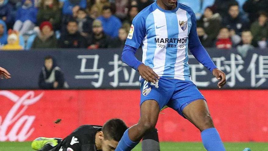 Rolan, con el portero del Levante a sus pies, en el partido disputado en La Rosaleda.