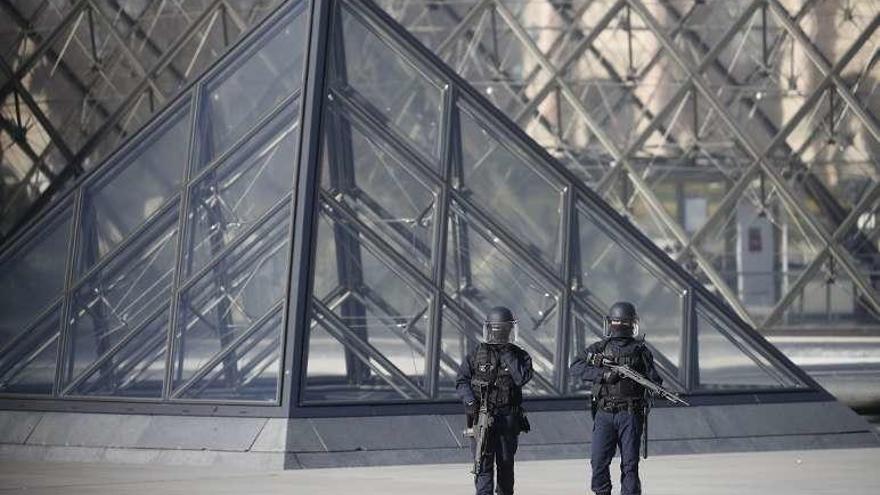 Policías montando guardia en los alrededores del Louvre. // Efe