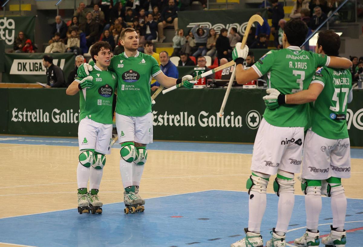 Los jugadores del Liceo celebran un gol contra el Sant Just.