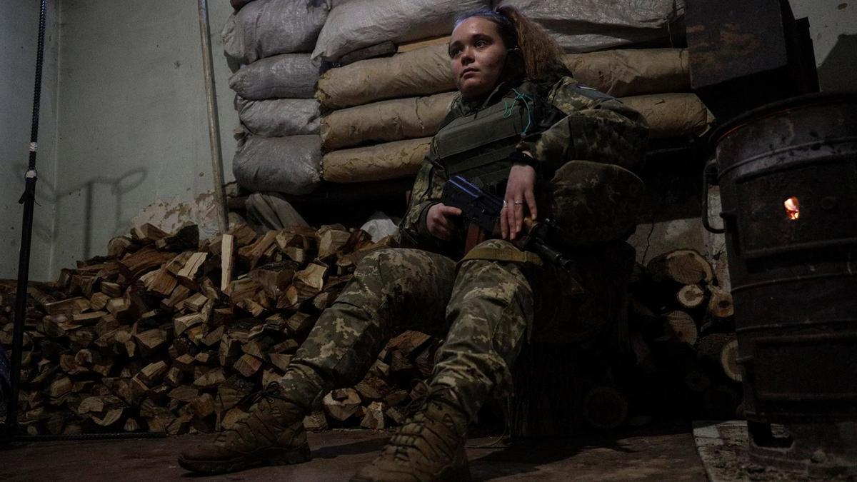 Una soldado ucraniana  hace guardia en el este del país, cerca de la ciudad de Donetsk, controlada por militantes pro-rusos