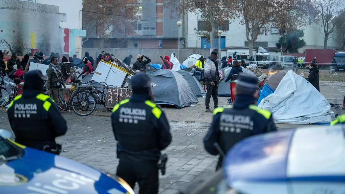 Los desalojados del instituto B9 de Badalona levantan la acampada ante el despliegue policial para desmontarla