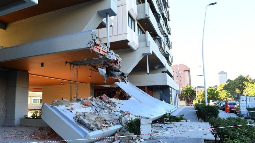 Vecinos del barrio esperan la retirada de los elementos afectados tras el desprendimiento en un edificio de Elviña, en A Coruña