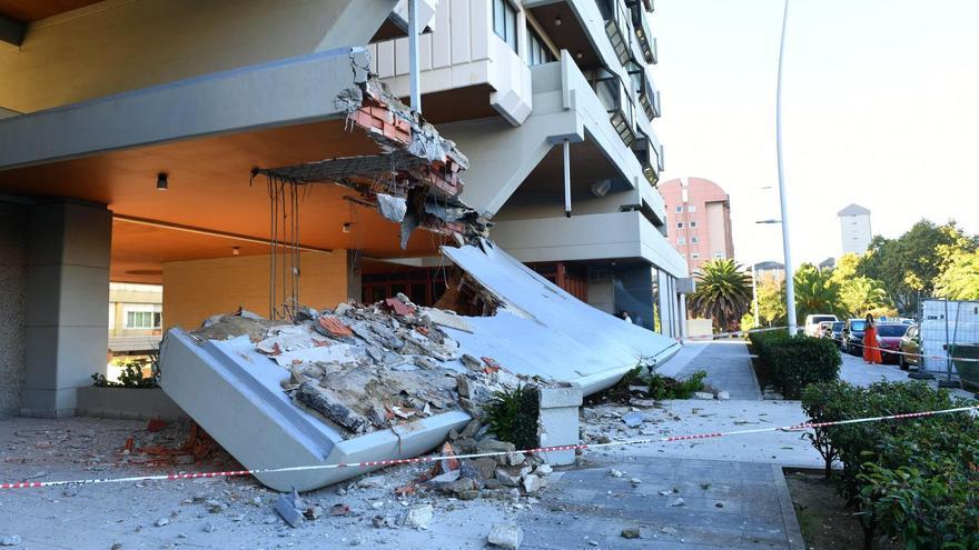 Cae un voladizo de un edificio de Elviña