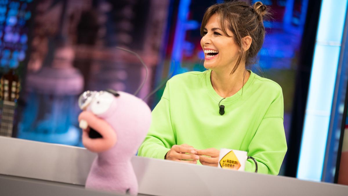 Nuria Roca con sudadera verde neon en El Hormiguero